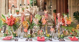 Chá bar com tema Carnaval pede decoração com muitas cores - (Foto: Casa de Valentina)