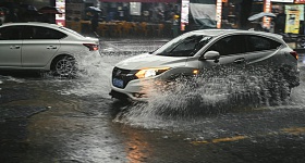 De acordo com a Defesa Civil de São Paulo, 15 centímetros de lâmina de água já são suficientes para carregar um carro - Unsplash