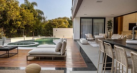 Na área de lazer deste projeto, a piscina e o ofurô demandam sistemas independentes de abastecimento, escoamento e drenagem | Projeto Meneghisso & Pasquotto Arquitetura | Foto: JP Image