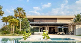 Área de lazer com duas piscinas — a principal, mais ampla, e uma segunda em estilo spa. Projeto com paisagismo do escritório Depieri Paisagismo, arquitetura de Denise Zuba Arquitetos e construção de LV Engenharia | Foto de Edgar Cesar