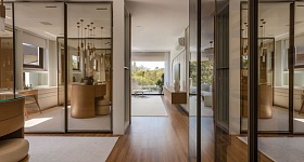 Com a tecnologia refletiva, o vidro reflecta se conecta ao projeto pela percepção na luz e as experiências sensorial dos ambientes, conforme percebido neste closet projetado pelos arquitetos Mariana Meneghisso e Alexandre Pasquotto | Projeto Meneghisso & Pasquotto Arquitetura | Foto: JP Image