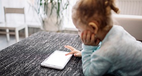 Crianca-Telefone---IMG-Ilustrativa---Freepik