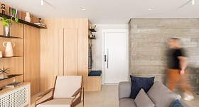 No projeto de seu próprio apartamento, o arquiteto Bruno Moraes elaborou um móvel, bem ao lado da porta principal, que é um espaço para sentar-se, calçar e tirar os sapatos (e com nicho para guardá-los), além de conter um gaveteiro e dois ganchos para pendurar casacos e bolsas | Projeto BMA Studio | Foto: Guilherme Pucci