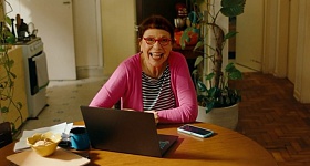 Iara Jamra na websérie “Faz a Conta: Não cai nesse golpe!”. Crédito: Fiteiro.