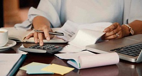  Especialista do Centro Universitário Integrado recomenda usar o 13º salário para quitar dívidas, montar reserva de emergência e se preparar para despesas como IPTU, IPVA e matrícula escolar - Crédito das fotos Freepik