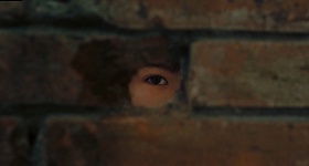  'A Mulher Que Chora' combina drama psicológico e suspense em uma atmosfera misteriosa e uma narrativa que explora a solidão, alienação, perdas e conflitos - Cred Olhar Filmes