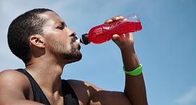 WayHome Studio Homem se hidratando.