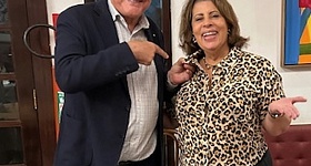 Fátima Monteiro recebe do padrinho e diretor do Clube da Bolinha-RJ, Gilberto Villela, e coloca o distintivo que identifica os membros da confraria há mais de sete décadas - Foto: Divulgação