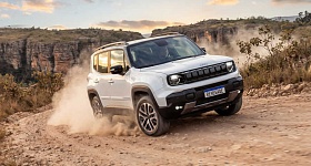 Com novas grades frontais, que destacam as tradicionais sete fendas, seguindo as novas linhas de design da Jeep, o Novo Renegade reforça a iconicidade do modelo logo à primeira vista 