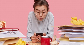 Na procrastinação, a mente sobrecarregada evita tarefas que exigem concentração prolongada, adia decisões estratégicas e passa a selecionar atividades que oferecem alívio imediato - Freepik