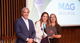 Aline Moreira, Supervisora de Ouvidoria do Grupo MAG, na cerimônia de premiação