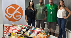 A presidente do CVG-RJ, Sonia Marra(E) e a vice-presidente Leila Nogueira, fizeram as doações a representantes da Casa Ronald McDonald – Foto: Divulgação