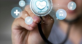   Médico com estetoscópio - Designed by Freepik