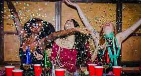  Bianca Ruggi, advogada e vice-presidente da AACEP, alerta para a importância da boa convivência em condomínios durante o Carnaval - Freepik