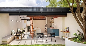 Para não ter que refazer todo o telhado original de barro, que já existia no projeto original, o arquiteto Bruno Moraes preservou e complementou com a estrutura metálica recoberta por vidro – decisão que ampliou a entrada de luz natural no espaço de convivência próximo à churrasqueira | Projeto BMA Studio | Foto: Guilherme Pucci