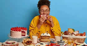  Muitas pessoas ao ficarem ansiosas ou nervosas descontam suas emoções na comida, é a chamada fome ansiosa ou fome emocional - Freepik