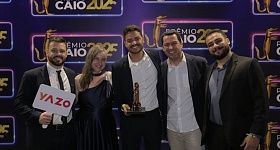 Coordenador de Eventos da Amil, Pedro Peixoto (com o troféu), celebra a conquista do Prêmio Caio com a equipe da Yazo