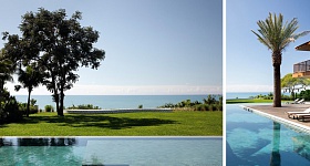  O jardim foi pensado para preservar o protagonismo do litoral, criando uma leitura leve e contemplativa. Paisagismo do escritório Depieri Paisagismo, arquitetura de DB Arquitetos e fotos de MCA Estúdio