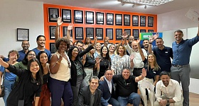 Participantes da palestra da Seguros Unimed, promovida pelo CVG-RJ, comemoram ao lado das lideranças do CVG-RJ, CCS-RJ e Seguros Unimed – Foto: Divulgação