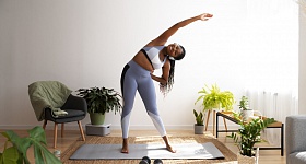 Exercícios na sala - Freepik / Divulgação