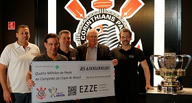 Na foto, da esquerda para a direita: Diego Azevedo, Vice-Presidente Comercial da EZZE, Ivo Machado, Vice-Presidente Executivo da EZZE, Bruno Cals, Vice-Presidente Financeiro da EZZE, Osmar Stabile, Presidente do Corinthians, Henry Soares, Gerente de Marketing da EZZE.