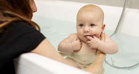 Um banho de rotina, um bebê internado e um alerta urgente para creches e berçários - Freepik