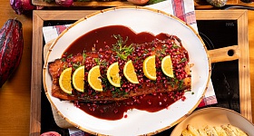  Clara in Casa - Salmão Assado com Glacê de Romã - Divulgação: Clara Resorts