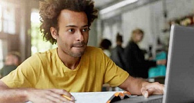   Certificação por competência técnica reconhece o saber adquirido na prática; solução é ideal para quem já possui o know-how, mas não tem o diploma. - Freepik