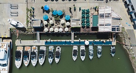 Expedição inédita reunirá mais de 30 barcos e vai conectar cidades do litoral de SC  O Fibrafort Factory, realizado na Marina Itajaí, vai reunir toda a linha Focker na água, com test drives, condições direto de fábrica e programação aberta ao público. A edição deste ano conta com uma expedição inédita, com a proposta de reunir cerca de 30 lanchas. A expectativa é atrair visitantes de diferentes regiões do país ao longo dos nove dias.  Santa Catarina concentra cerca de 18% das empresas fabricantes de embarcações de esporte e lazer do país, segundo último levantamento do Sebrae. O estado é conhecido também por receber eventos globais como a The Ocean Race, já confirmada novamente em Itajaí (SC) para 2027, e o maior Boat Show do Sul do Brasil. Além disso, SC concentra estaleiros de relevância no cenário nacional e internacional, como a Fibrafort, maior fabricante de barcos da América Latina com 35 anos de trajetória, responsável por produzir as lanchas Focker.  A empresa, que já soma 19 mil barcos entregues no mundo, realiza a 3ª edição do Fibrafort Factory, de 11 a 19 de abril, na Marina Itajaí, no litoral norte. A programação inclui uma expedição inédita no dia 18, com a projeção de reunir cerca de 30 lanchas Focker de diferentes cidades do litoral catarinense, como Porto Belo, Bombinhas, Florianópolis e Joinville. O ponto de encontro será na Marina Itajaí e, de lá, o grupo segue até a fábrica do estaleiro para uma visita guiada ao processo de produção das lanchas.  “Buscamos, a cada edição, evoluir o formato do evento e trazer iniciativas que aproximem o cliente da marca. Neste ano, lançamos a primeira expedição oficial da Focker, alinhada ao conceito da nova linha Explorer, recentemente apresentada pela marca, que traz a proposta de explorar novos destinos e reforçar o espírito de aventura na navegação. A ideia é fortalecer esse relacionamento com os nossos clientes e amantes da marca. Além disso, durante o Fibrafort Factory, os visitantes terão acesso a condições comerciais diferenciadas, com modelos disponíveis na água para visitação e test drive”, afirma Bárbara Martendal, diretora de negócios da Fibrafort.  Durante o evento, toda a linha de embarcações Focker estará em exibição na água, com modelos de 18 a 42 pés abertos à visitação e test drives. O público também poderá acessar condições de fábrica para aquisição das lanchas. Aberto ao público, o Fibrafort Factory contará ainda com programação paralela, como música ao vivo. Ao longo dos dias de feira, a expectativa é receber visitantes de diferentes regiões do país.  Serviço O quê: 3ª edição do Fibrafort Factory Quando: de 11 a 19 de abril, das 9h às 19h Onde: Marina Itajaí — Av. Carlos Ely Castro, 100, Centro, Itajaí (SC) Quanto: Gratuito  Sobre a Fibrafort  Considerada uma das maiores fabricantes de barcos da América Latina, a Fibrafort foi fundada há 35 anos na cidade catarinense de Itajaí, polo náutico brasileiro, e já possui mais de 19 mil barcos entregues no mundo e presença em 56 países. Produz a conceituada linha de lanchas Focker, modelos de embarcações premiados e de alta qualidade, com dimensões que variam entre 18 e 42 pés. São indicadas para a navegação e diversão em família. Design inovador, beleza, praticidade e conforto, acabamentos para garantir durabilidade e menos ruído, além de alta performance, estabilidade e manobrabilidade durante a navegação são algumas das características inconfundíveis da marca que segue rigorosas normas internacionais de segurança.