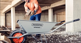 Carrinho de Mão Extra Forte, que utiliza pneu produzido com borracha reciclada pelo Grupo Force (PB), a partir de resíduos industriais da fabricação de sandálias Havaianas, está entre os produtos premiados da Tramontina no 29º Prêmio Melhor Produto do Ano, eleito pelos lojistas em todo o Brasil. (Tramontina/Divulgação)