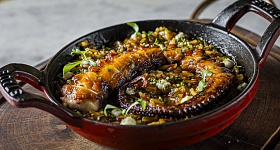  Arroz de Polvo (R$ 188), preparado com arroz biodinâmico, polvo grelhado, coentro, tomate, pimentão vermelho, manjericão, pimenta dedo-de-moça, aioli picante e azeite verde - Elvis Fernandes