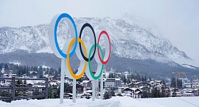 Os anéis olímpicos sob a neve da cidade de Cortina - Creative Commons