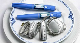   Retatrutida é uma nova classe de medicamento em estudo para tratamento da obesidade, que atua simultaneamente em três hormônios ligados ao controle da fome, do metabolismo e da saciedade.