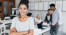 Imagem ilustrativa de jovens no mercado de trabalho - Divulgação: Freepik