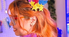 Cor, brilho e personalidade no cabelo: Mih transforma o Carnaval em arte com acessórios criados por ela na Cricut.