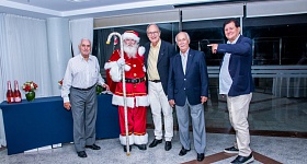 Da esquerda para direita: Nilo Moraes (decano do Clube da Bolinha); Papai Noel; Anselmo de Abrantes Fortuna (reitor do Clube da Bolinha); Jorge Carvalho e Gilberto Villela, diretores do Clube da Bolinha) – Foto Dalvino Santino
