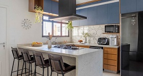 A cozinha foi o ambiente que mudou radicalmente, com troca de revestimentos de parede, bancada e uma marcenaria colorida completamente nova | Projeto Atelier Paulo Tripoloni | Foto: Rafael Renzo | Produção: Mayra Navarro