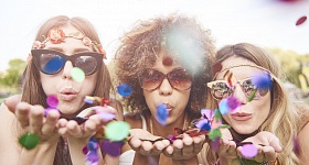  A hidratação constante com água e a alimentação regular continuam sendo os pilares para uma festa segura - Freepik