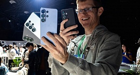     Participante visitando a Experience Zone do Galaxy Unpacked 2026