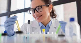 Biomédicas são maioria na profissão em todo o Brasil; profissionais buscam mais espaços nas áreas de pesquisa e na liderança - Freepik | Fabrício Grigoletto