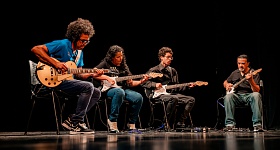 Turma das aulas de guitarra na Fábrica de Cultura da Cidade Tiradentes, zona Leste de São Paulo. Créditos: Hebert Borges