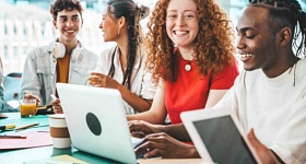  A transição entre a escola e o mundo do trabalho é uma das fases mais desafiadoras da vida - Envato