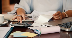 Substituição de tributos como PIS, Cofins, ICMS e ISS impõe adaptações operacionais que afetam a precificação, o fluxo de caixa e o relacionamento B2B - Freepik.com