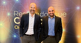 à esquerda, Cícero Barreto, diretor comercial e de marketing do Grupo Omint ao lado de Marcell Guimarães, diretor de da Omint Saúde.