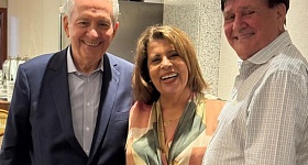 No jantar de outubro, os padrinhos Ronaldo Vilela (E) e Gilberto Villela (D) apresentaram a candidata, agora eleita, Fátima Monteiro – Foto: Divulgação