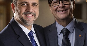 Adalber Kupcinskas Alencar, diretor comercial da BVIX Seguradora (E) e Edson Calheiros, presidente da BVIX Seguradora- Foto: Divulgação