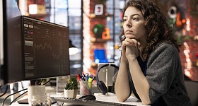   Empreendedora pensativa em frente ao computador - Foto: Freepik