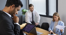 Empresas que lidam com centenas de solicitações internas todos os dias, ainda resolvem muitos desses pedidos por e-mail, telefone ou planilhas - Freepik