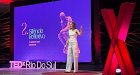 Giovana Pedroso, TEDx Speaker, jornalista e especialista em comunicação