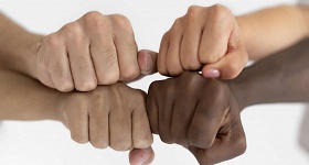 O especialista, que integra o escritório Celso Cândido de Souza Advogados, pontua que a legislação sobre o racismo poderia melhorar - Freepik